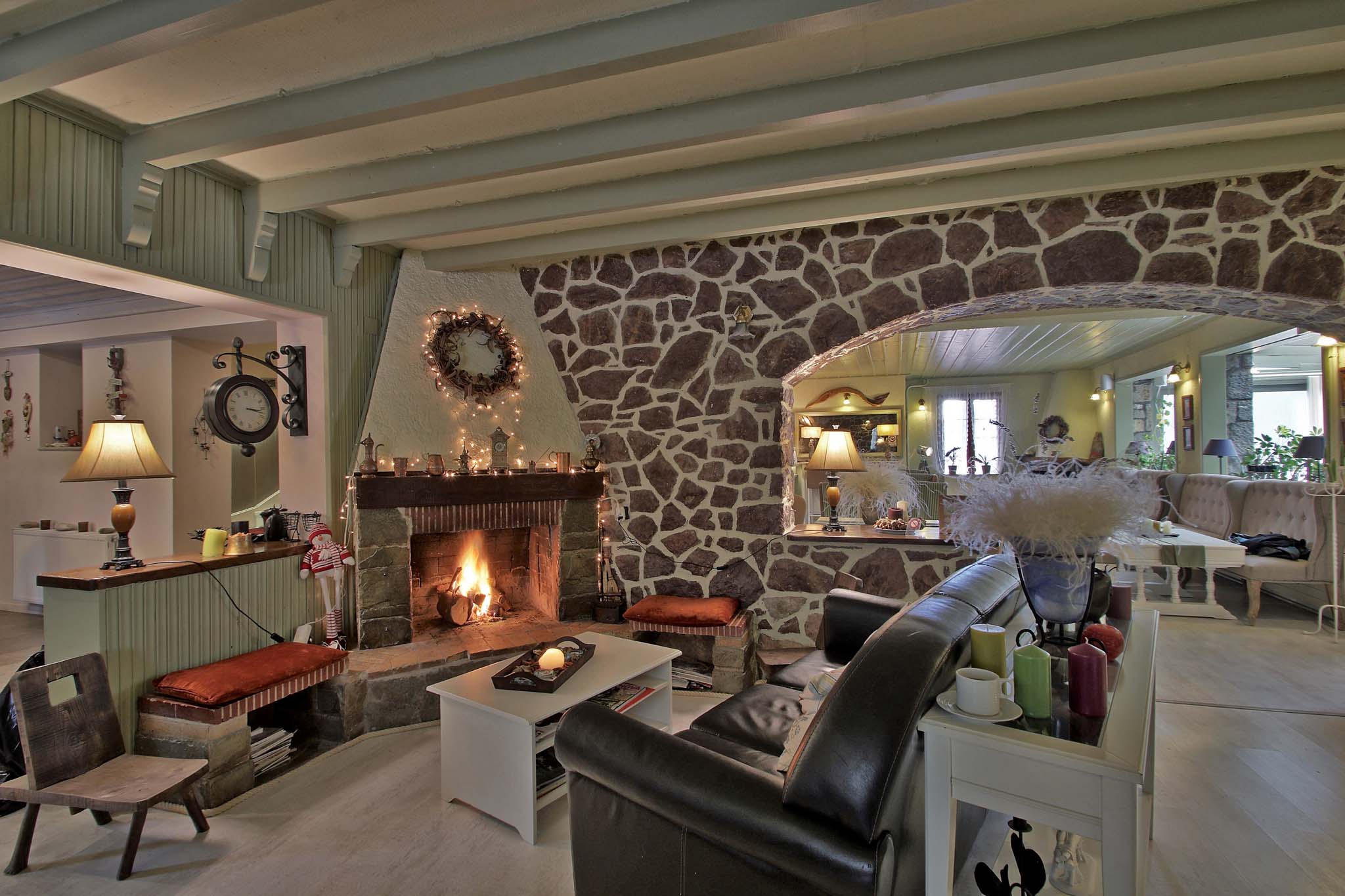 LOUNGE-fireplace-1-skamnos