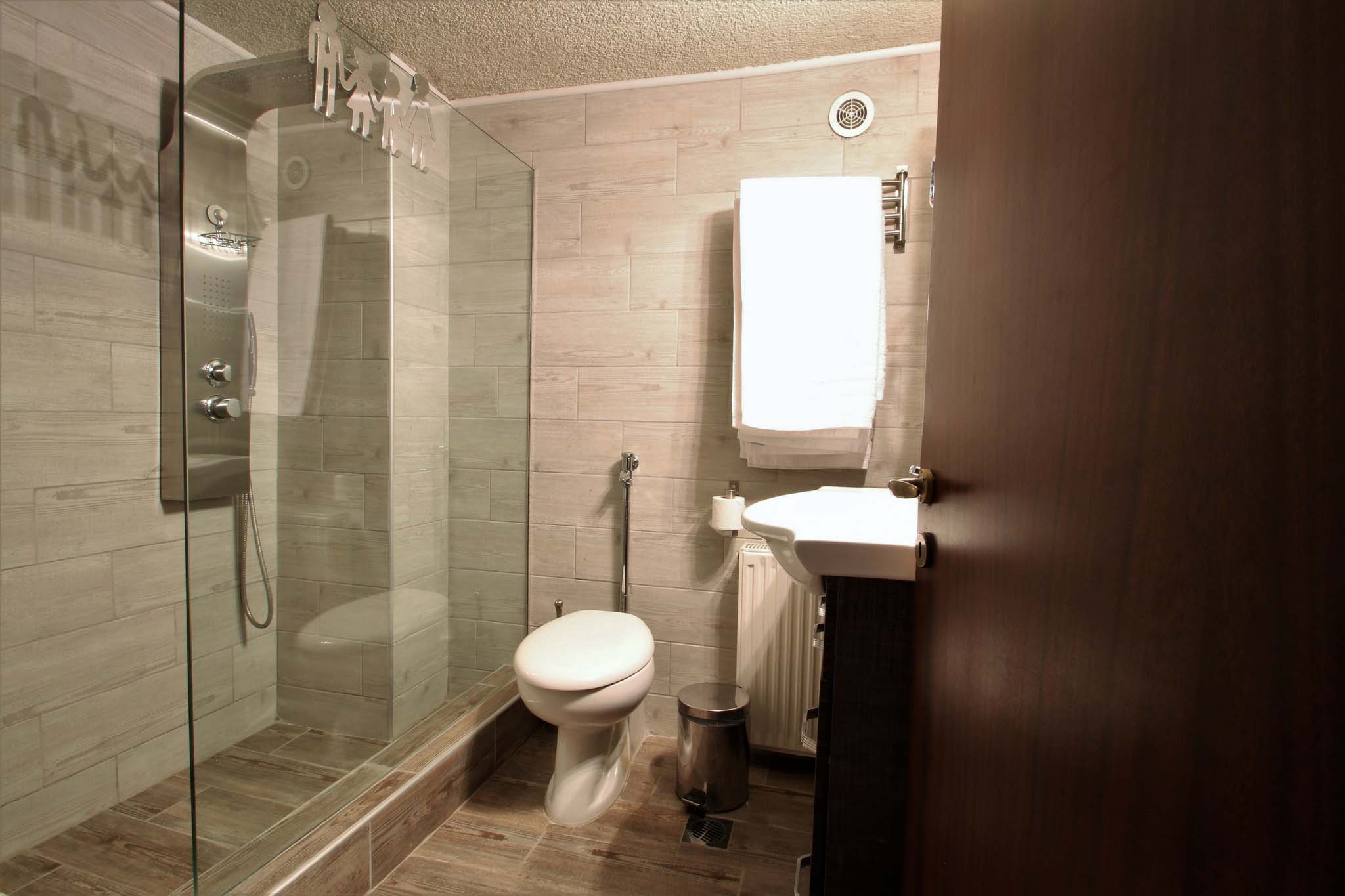 family-maisonette-bathroom-basement-skamnos