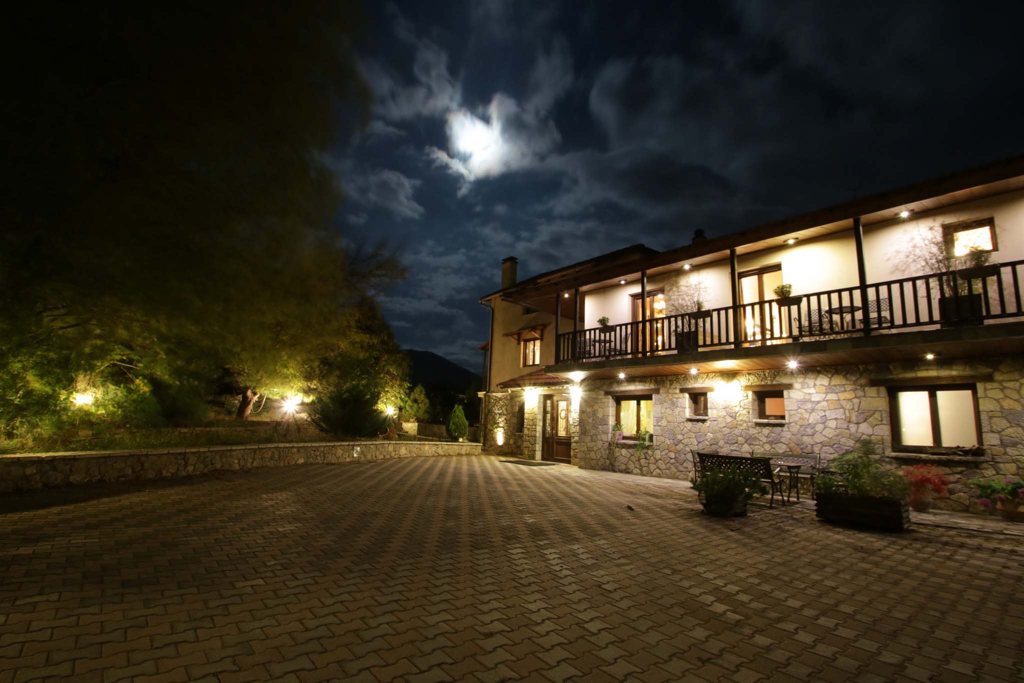 outdoor-entrance-skamnos